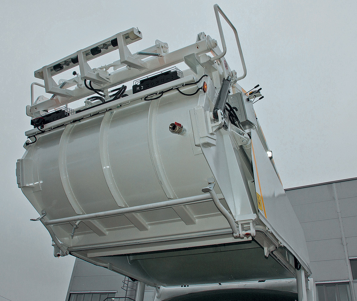 Турецкое с японским, или как в России мусоровоз на шасси Isuzu сделали